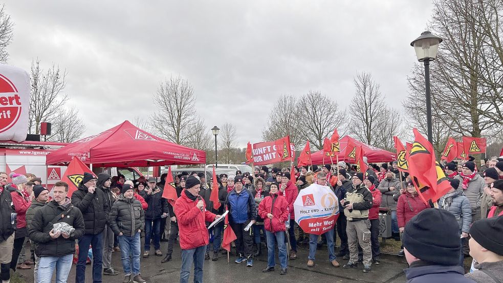 Am Van der Valk Hotel in Melle versammelt sich am Montag etwa 400 IG Metall-Mitglieder. In dem Hotel verhandelten Gewerkschaft und Arbeitgeber über den neuen Tarifvertrag in der Holz und Kunststoff verarbeitenden Industrie. Foto: Alexander Kruggel