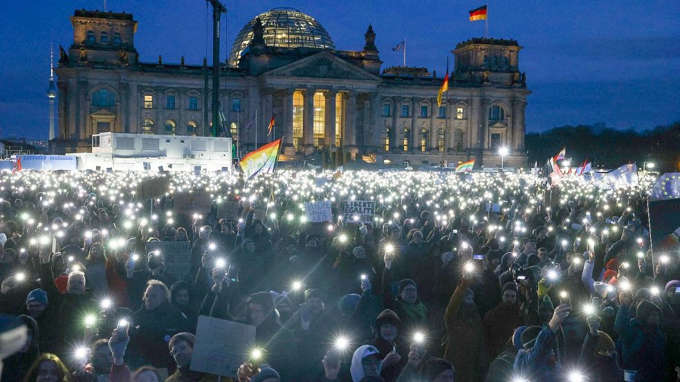 Lichtermeer bei Demo gegen Rechtsextremismus am Sonntag vor dem Reichstagsgebäude in Berlin: Ein millionenfach geteiltes Video von dem friedlichen Protest ist in Teilen falsch. Foto: AFP/Christian Mang