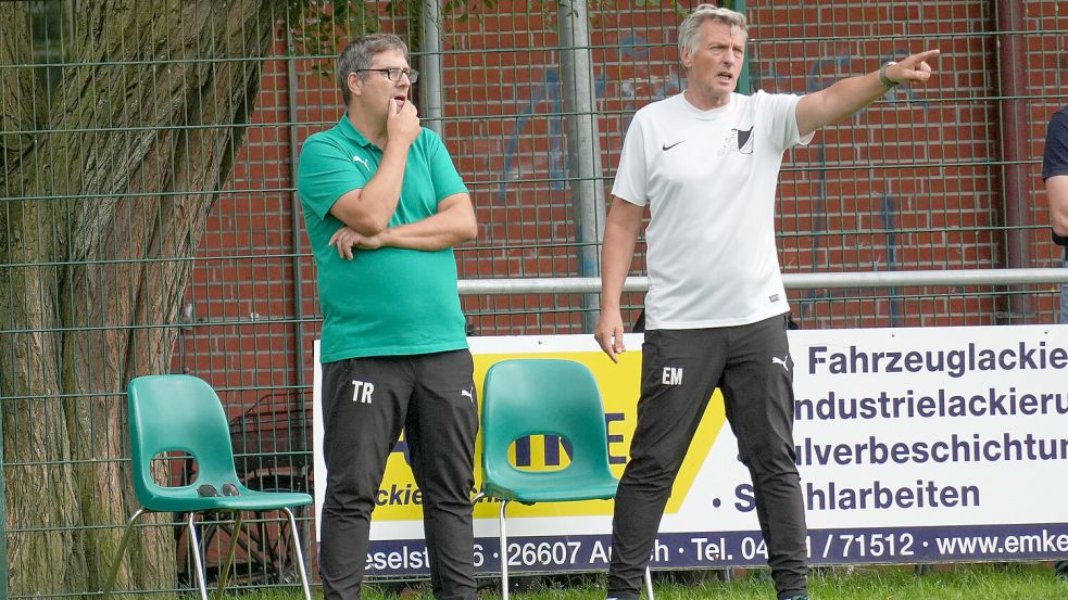 Das Wallinghausener Gespann mit Trainer Ewald Mühlenbrock (rechts) und Kotrainer Albert Folkers wird bis zum Saisonende die Geschicke an der Seitenlinie leiten. Danach gibt Mühlenbrock sein Amt bei den Grün-Weißen auf. Folkers hält sich in Sachen seiner Zukunftsplanung noch bedeckt. Foto: Helmut Vortanz