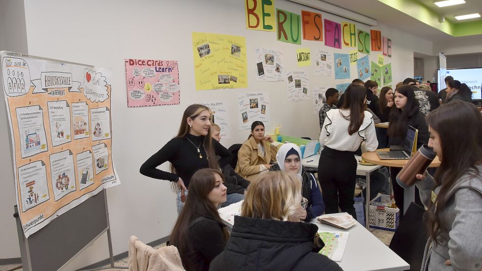 Jeder Menge Informationen gab es beim Tag der offenen Tür der Berufsbildenden Schulen in Aurich. Foto: Thomas Dirks