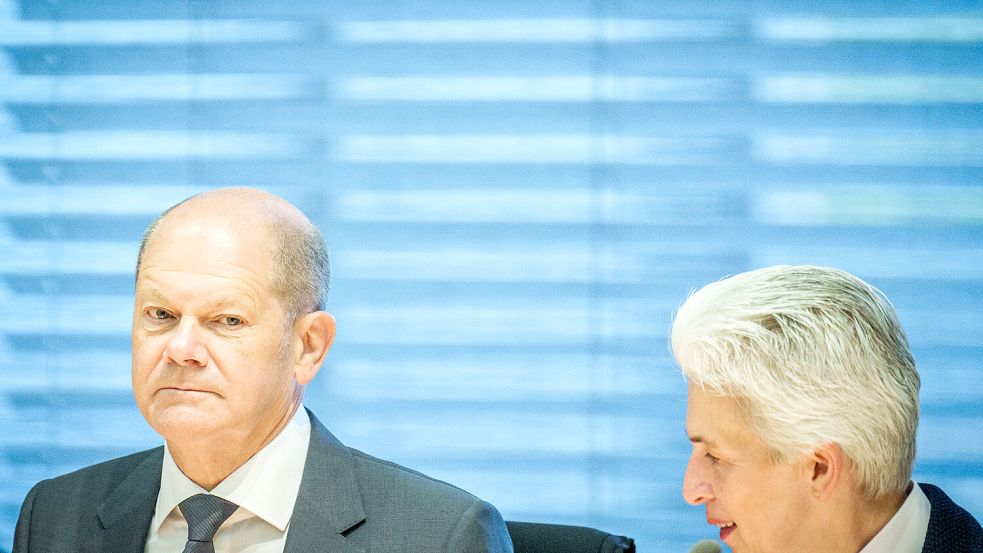 Sind nicht immer einer Meinung: Bundeskanzler Olaf Scholz und FDP-Verteidigungsexpertin Marie-Agnes Strack-Zimmermann. Foto: dpa/Michael Kappeler