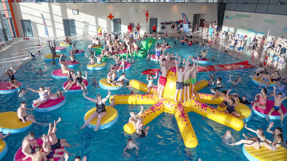 Im Auricher Schwimmbad wurde am Donnerstag gefeiert. Foto: Romuald Banik