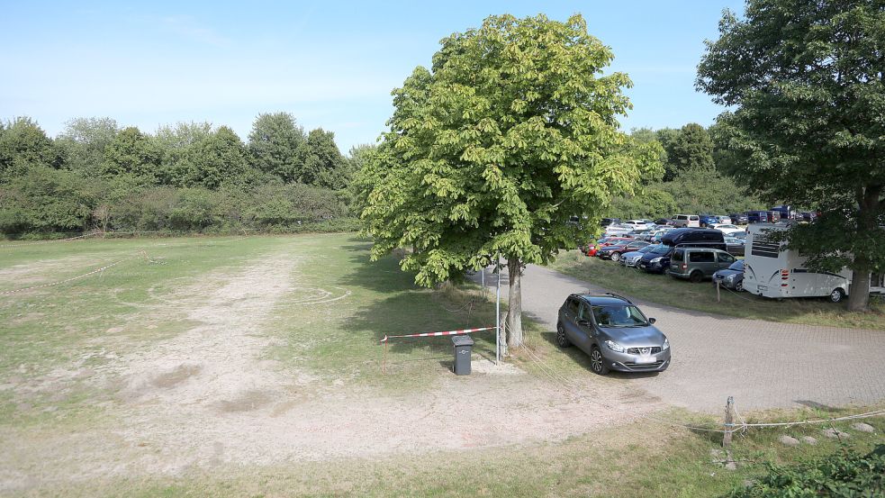 Hinter dem Parkplatz am Badesee, am Westermeerweg, sollte ab Sommer 2022 der Wohnmobil-Hafen entstehen. Foto: Romuald Banik