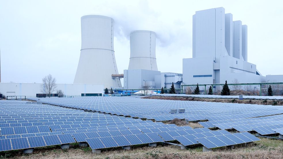 Vergangenheit und Zukunft: Vor dem Braunkohlekraftwerk Lippendorf stehen Solarmodule. Der Anteil erneuerbarer Energien am Stromverbrauch liegt in Deutschland inzwischen bei rund 50 Prozent. Foto: dpa/Sebastian Willnow