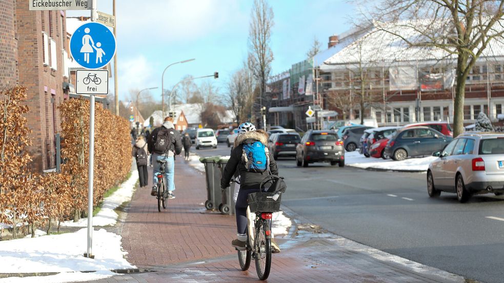 Wer mit dem Rad auf dem Hoheberger Weg stadtauswärts fährt, kann die Straße nutzen. Auf dem Fußweg gilt für Radler in diese Richtung Schrittgeschwindigkeit. Foto: Romuald Banik