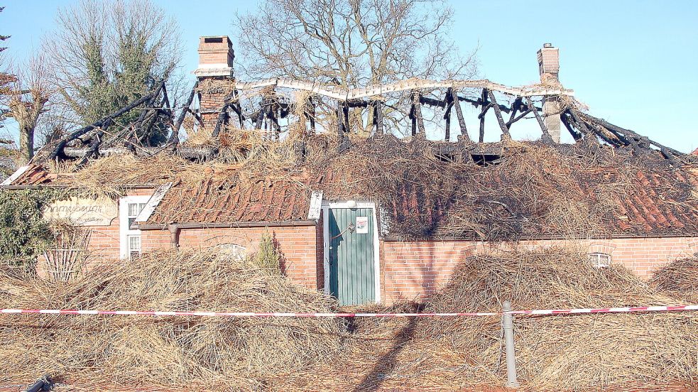 Völlig zerstört: Das „de Groot’sche Hus“ einen Tag nach dem Brand. Foto: Gerd-Arnold Ubben