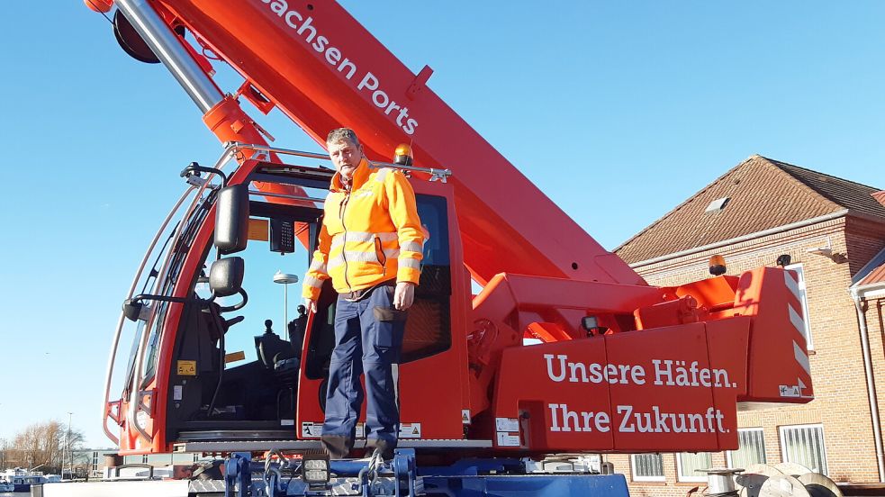 Der Emder Kranführer Manfred Pollmann auf seinem neuen Arbeitsgerät.Foto: N-Ports