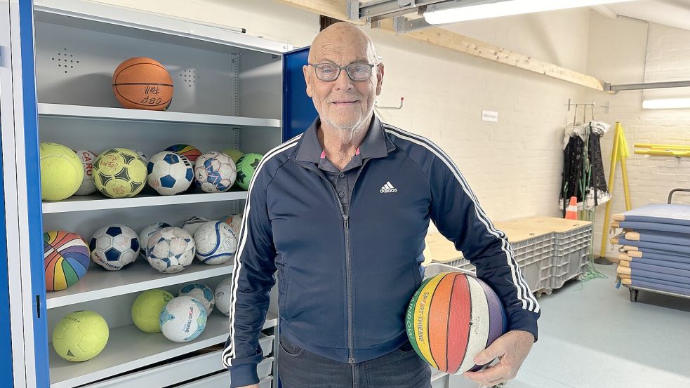 Manfred Lüssenhop ist Ende vorigen Jahres 80 Jahre alt geworden – und damit wohl der älteste noch aktive Sportlehrer Deutschlands. Foto: Lars Laue