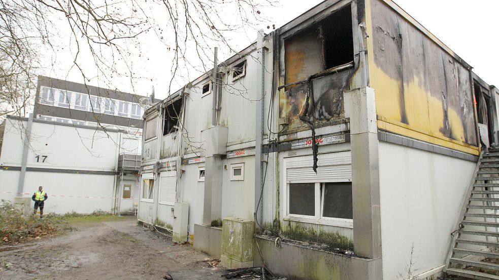 Eine ausgebrannter Wohncontainer in einer Flüchtlingsunterkunft in Hamburg. Nahezu jeden zweiten Tag wird eine Einrichtung angegriffen. Foto: IMAGO/Hanno Bode