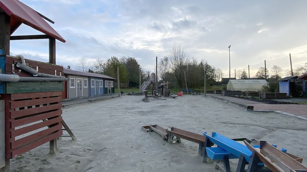 Dämmerung liegt über dem Spielplatz beim Sand- und Water-Werk in Simonswolde. Foto: Christin Wetzel