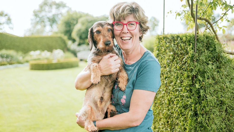 Katrin Iskam gärtnert für ihr Leben gern. Immer dabei: ihr Chefgärtner Rauhaardackel Tyson. Die 50-Jährige teilt ihr Wirken im Garten mit großem Erfolg auf dem sozialen Netzwerk Instagram. Foto: Franzi Schädel