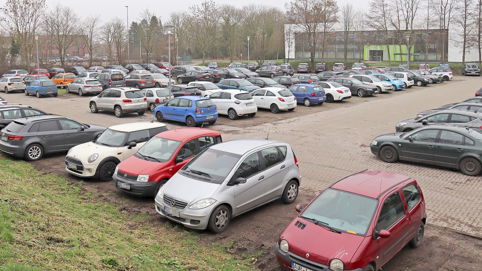 Schüler und Lehrer der IGS Aurich könnten künftig unter einer Photovoltaikanlage parken. Foto: Heino Hermanns