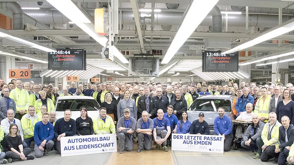 Zahlreiche Mitarbeiter verabschiedeten am Freitag in Emden den letzten Passat. Foto: Volkswagen Emden