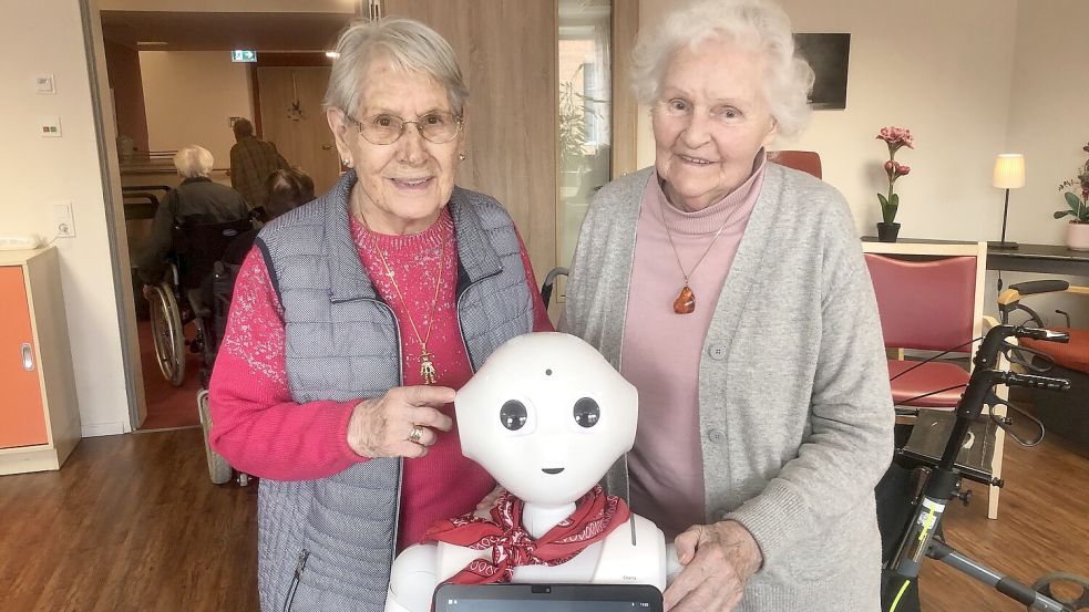 Roboter Charlie mit den Bewohnerinnen Inge Zykla und Christel Schütt. Foto: Ankea Janßen