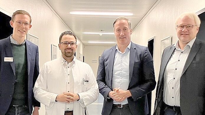 Der neue Chefarzt Dr. Ali Akil (2. v. l.) mit (von links) Krankenhausdirektor Tilman Winkler, Geschäftsführer Dirk Balster und ärztlichem Direktor Dr. Jens Bräunlich. Foto: Trägergesellschaft