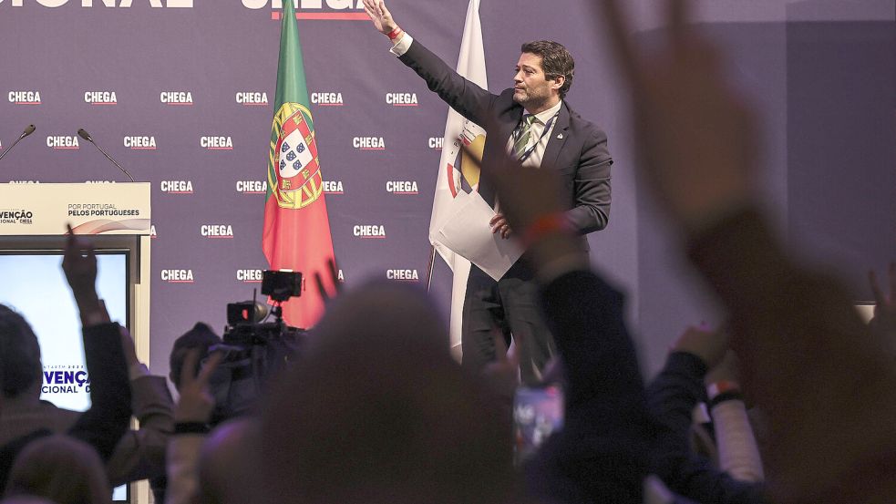 Die portugiesische Rechtspartei Chega geht bei der Parlamentswahl als drittstärkste Kraft hervor. Ihr Chef, André Ventura, polarisiert durch Brandreden gegen Migranten und Minderheiten. Foto: IMAGO/GlobalImagens