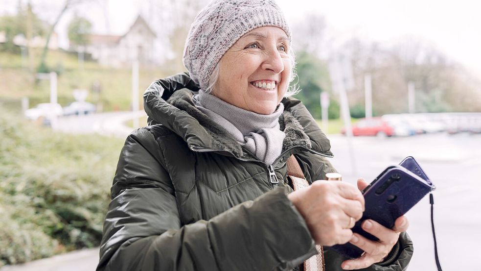 Rentner können sich im Sommer voraussichtlich über eine Rentenerhöhung freuen. Wie hoch die genau sein wird, ist allerdings noch unklar. Foto: IMAGO/Addictive Stock/Hodei Unzueta