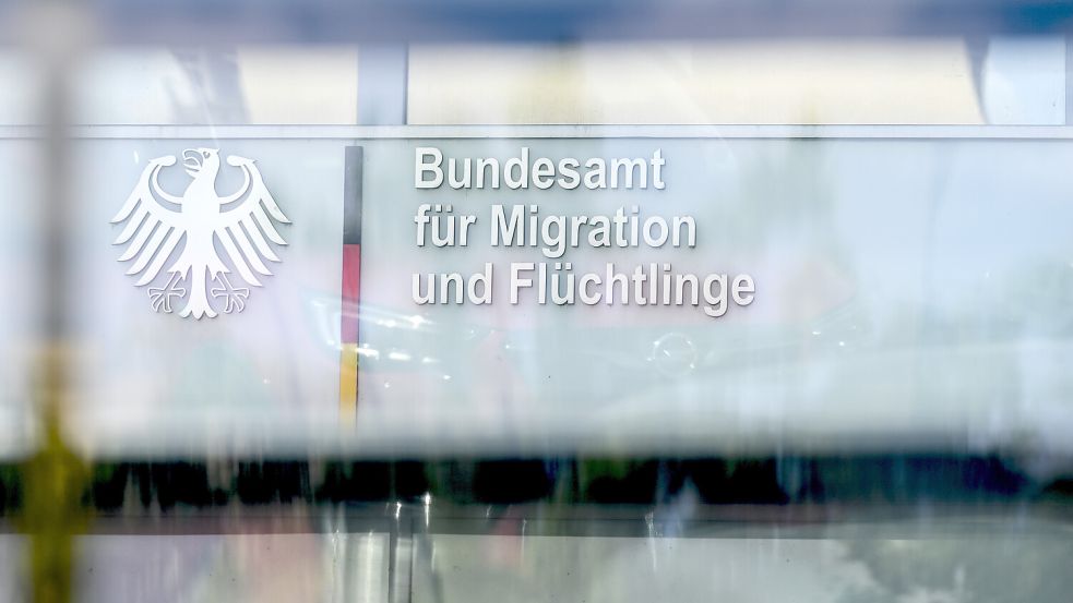 Das Bundesamt für Migration und Flüchtlinge, kurz BAMF, hat mehr als 8000 Mitarbeiter. Doch wegen der hohen Zahl an Asylanträgen reicht das Personal nicht mehr aus. Foto: dpa