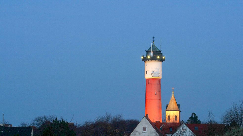 Wenn das Meer tost und die Gischt zischt, ist ein Leuchtturm nicht weit. Dazu gehört natürlich auch ein Leuchtturmwärter, der der rauen See die Stirn bietet – und Touristen herumführt. Doch: Wie viel Geld verdient er dabei? Foto: IMAGO/imagebroker/möbus