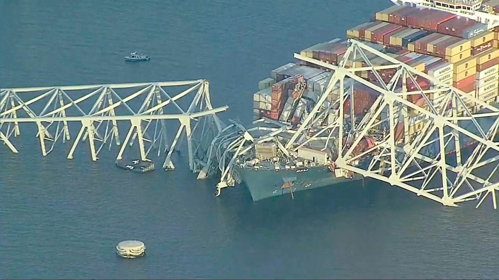 Die Francis Scott Key Bridge ist nach der Kollission mit Containerschiff „Dali“ eingestürzt. Die Brücke ist mehr als 2,5 Kilometer lang. Foto: Uncredited/WJLA/AP/dpa