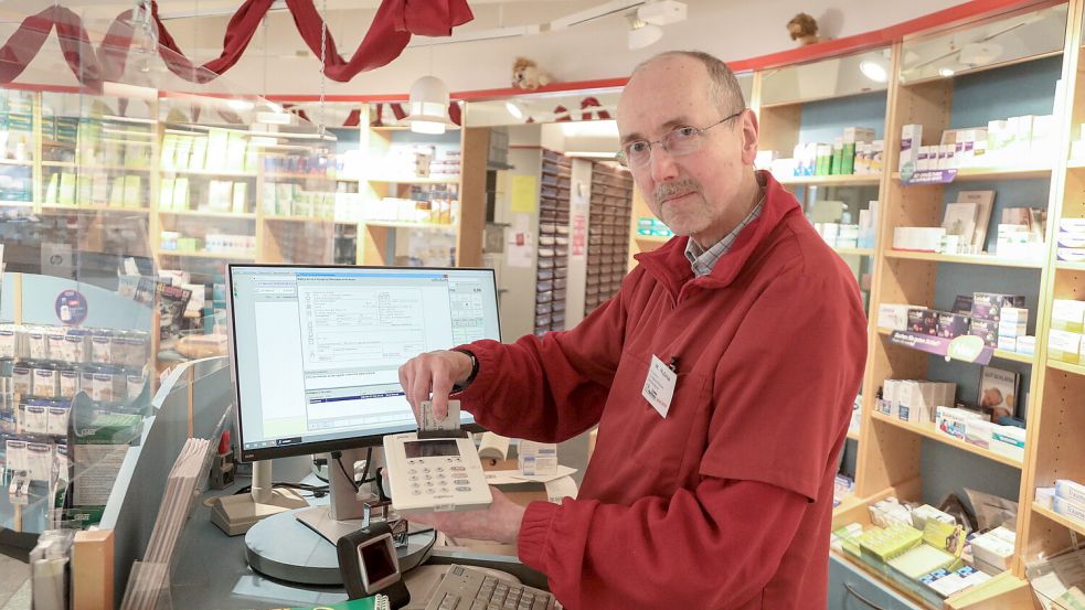 Wolfgang Waßmus von der Löwen-Apotheke zeigt, wie eine Gesundheitskarte eingelesen wird. Foto: Romuald Banik