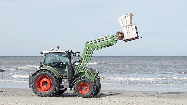Ein Traktor bringt einen Strandkorb an seinen Platz. Foto: www.baltrum.de