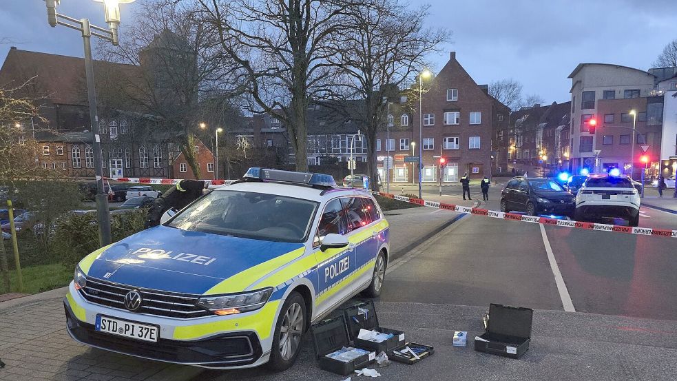 In Stade wurde ein Mann auf offener Straße niedergestochen. Hintergrund soll eine Auseinandersetzung zwischen zwei Großfamilien sein. Die Aufnahme der Polizei zeigt den Tatort. Foto: Polizei Stade