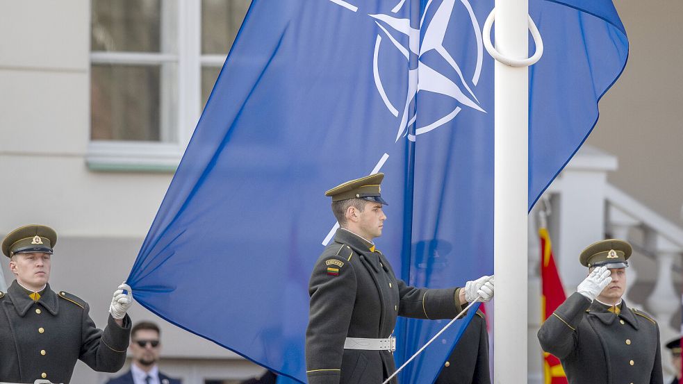 Fahnenappell: Zum 75-jährigen Bestehen der Nato in diesem Jahr feiert Litauen zwei Jahrzehnte Mitgliedschaft im transatlantischen Verteidigungsbündnis. Foto: picture alliance/dpa/AP/Mindaugas Kulbis