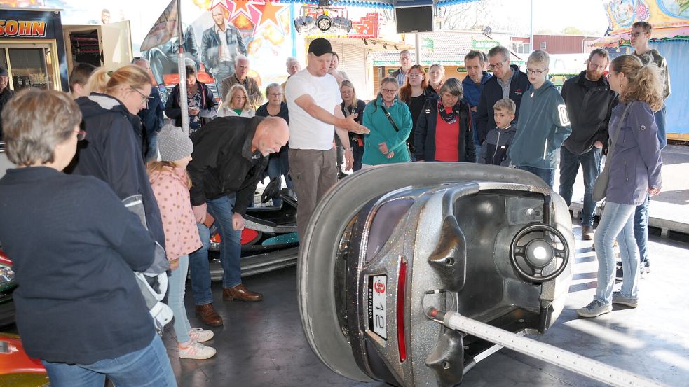 Ungewohnter Anblick: Schaustellerchef Timo von Halle zeigte den 40 ON-Tour-Teilnehmern am Sonntagvormittag auf dem Rundgang über den Ostermarkt, wie ein Autoscooter-Wagen funktioniert. Foto: Udo Hippen