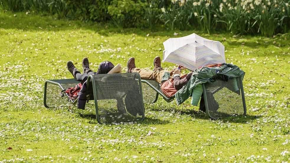 Das Wochenende kann getrost draußen verbracht werden - es wird sommerlich warm. Foto: dpa/Andreas Arnold