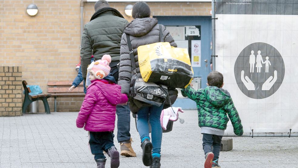 Jeden Monat erreichen Tausende Asylbewerber Deutschland und damit auch Niedersachsen. Die Landesregierung hat nun mitgeteilt, auf wie viele Flüchtlinge sich die Kommunen im Land in den kommenden sechs Monaten einstellen sollen. Foto: Paul Zinken/dpa