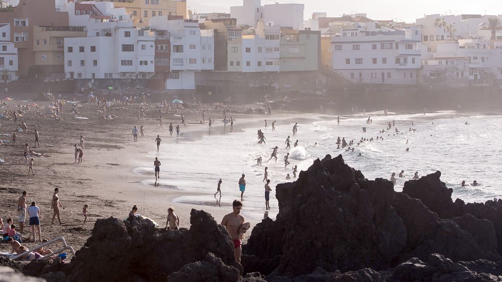 Der schwarze Sandstrand in Santa Cruz auf Teneriffa ist ein beliebtes Urlaubsziel. Foto: dpa/Arturo Jimenez