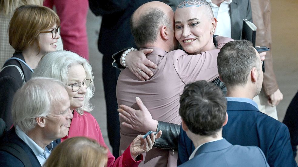 Umarmung: Tessa Ganserer (Grüne) und Sven Lehmann (Grüne), Parlamentarischer Staatssekretär für Familie, Senioren, Frauen und Jugend, befürworten die Änderung. Foto: dpa/Britta Pedersen