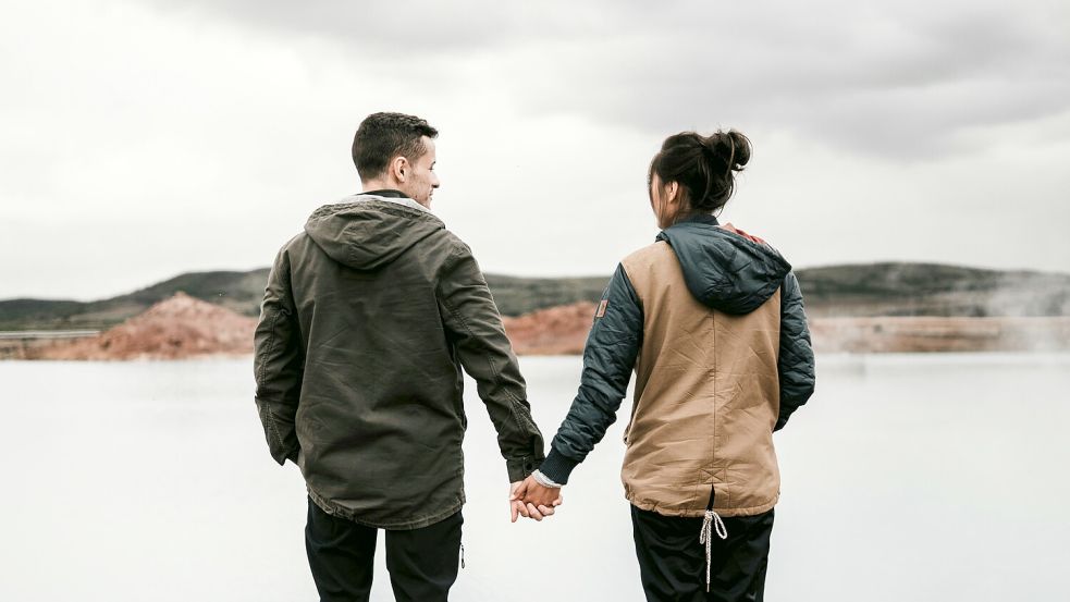 Den besten Freund oder die beste Freundin zu heiraten, klingt erstmal romantisch. Doch es kann auch Probleme geben. Foto: Unsplash/Andrik Langfield