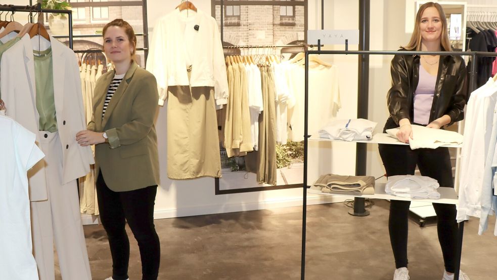 Ramona Schmidt (rechts) und Karin Onnega machen den YAYA-Shop klar für das Fashion Weekend am 13. April.
