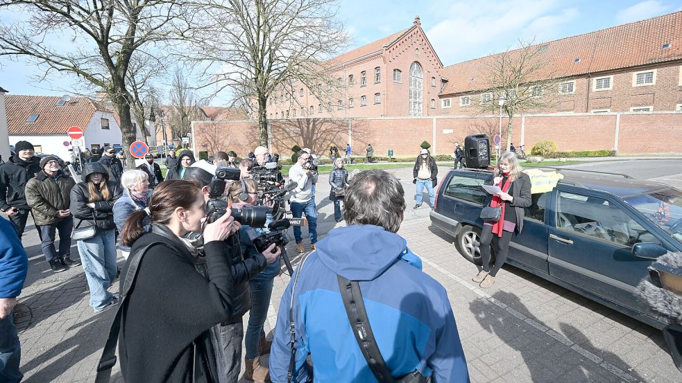 Kundgebung „Solidarität mit Daniela“ vor der Justizvollzugsanstalt in Vechta. Das ehemalige RAF-Mitglied Daniela Klette sitzt in der JVA für Frauen in Vechta in Untersuchungshaft. Klette war Ende Februar in Berlin festgenommen worden. Foto: Carmen Jaspersen/dpa