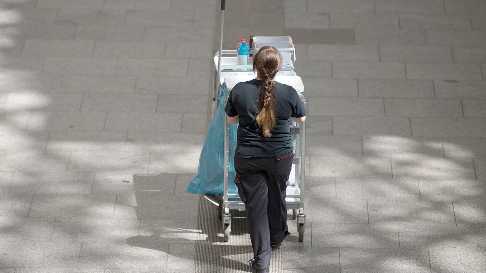 Reinigungskraft unterwegs: Viele Frauen arbeiten am unteren Rand des Niedriglohns. Foto: dpa-Zentralbild/Sebastian Kahnert