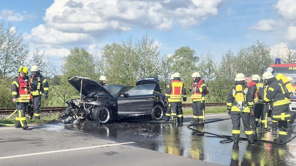 Die Feuerwehr löschte den Brand auf der Bundesstraße. Foto: Feuerwehr