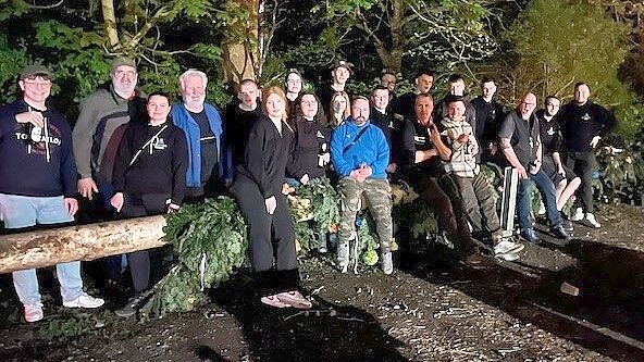 Des einen Freud, des anderen Leid: Die Dorfjugend Rahe stahl in alter Tradition den Maibaum der Extumer Kollegen. Da lag der Baum am Ende wieder am Boden. Foto: privat