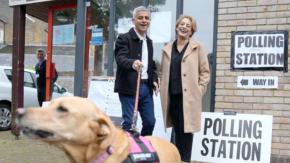 Londons Bürgermeister Sadiq Khan kommt mit seiner Frau Saadiya Ahmed und dem gemeinsamen Hund zur Stimmabgabe. Foto: Kin Cheung/AP