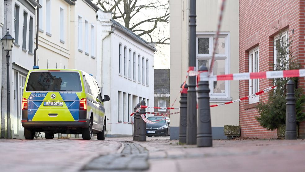 Mit Flatterband wurde der Einsatzort in Weener Ende Januar 2024 abgesperrt. Foto: DPA