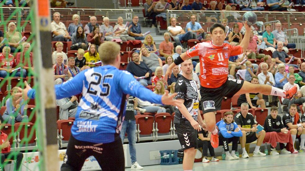 Volle Konzentration heißt es für die Drittliga-Handballer des OHV Aurich (im Bild Ryuga Fujita im Spiel gegen die SGSH Dragons) im Saisonfinale. Foto: Bernd Wolfenberg