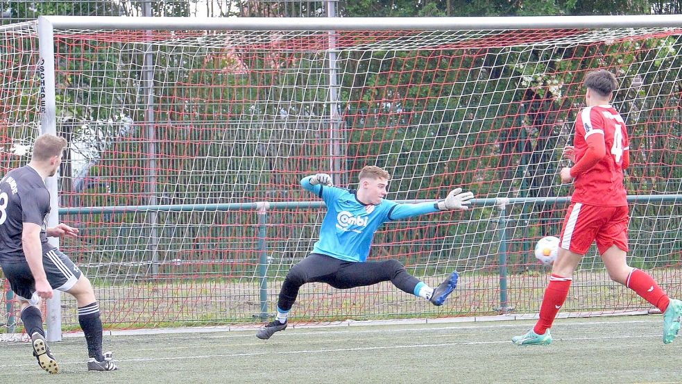 Der Auricher Torwart Marlon Kuhlmann streckt sich vergeblich nach einem Schuss von TV-Torjäger Eike-Tjark Schmidt (links). Der Ball schlägt ins Netz zum 1:3-Zwischenstand ein. Fotos: Bernd Wolfernberg