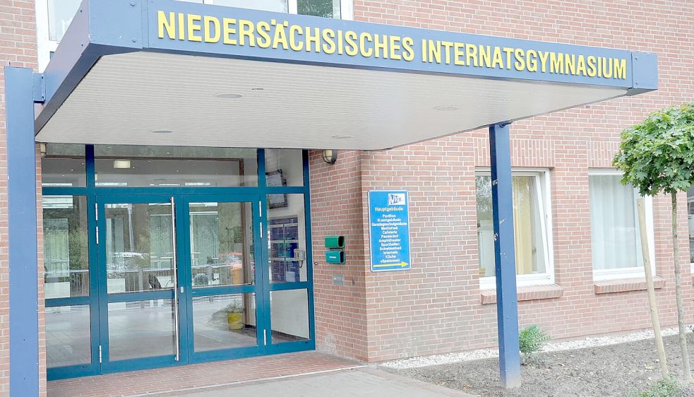 Das Niedersächsische Internatsgymnasium ist seit Sommer 2022 ohne Verwaltungsleiter. Der Mann, der mehr als 22 Jahre für die Finanzen der Schule verantwortlich war, steht am 29. Juli wegen des Verdachts der gewerbsmäßigen Untreue vor dem Landgericht Aurich. Foto: Ullrich/Archiv