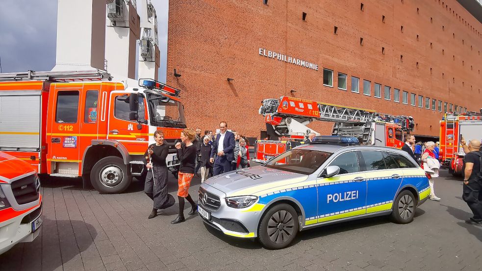 Auch die Musiker des Philharmonischen Staatsorchesters Hamburg mussten den großen Saal der Elbphilharmonie verlassen. Foto: Natascha Thölen