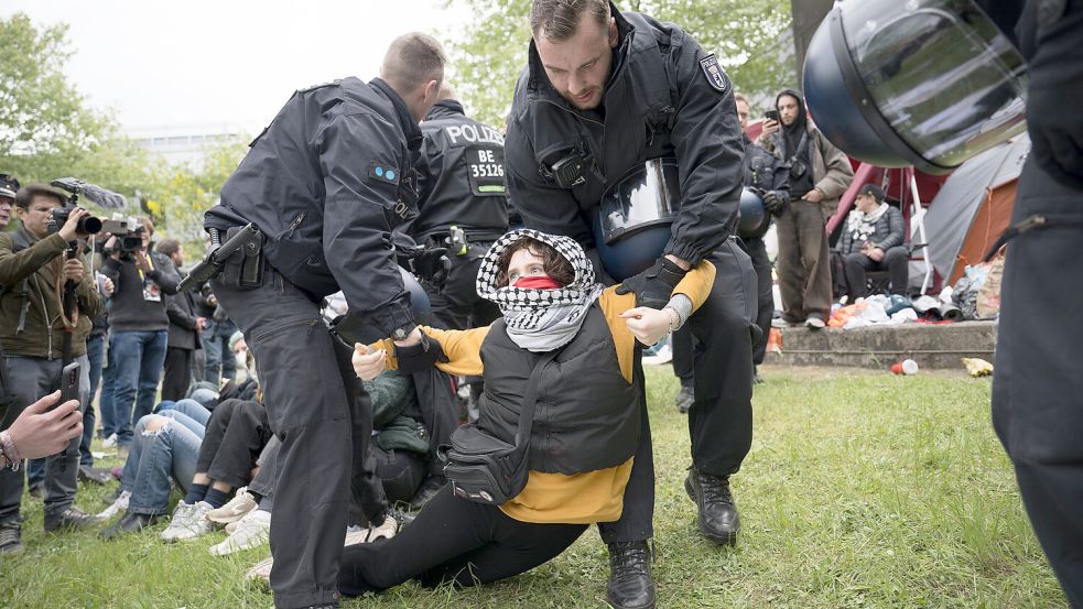 Pro-palästinensische Demonstranten haben den Theaterhof der Freien Universität Berlin besetzt. Polizisten räumten das Lager. Foto: dpa/Sebastian Gollnow