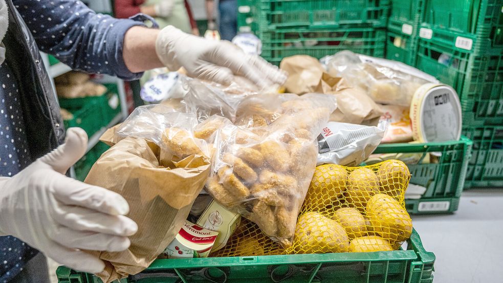 Tafeln geben Lebensmittel-Spenden an Bedürftige weiter. Darauf sind in Deutschland auch immer mehr ältere Menschen angewiesen. Foto: Imago/Volker Herold