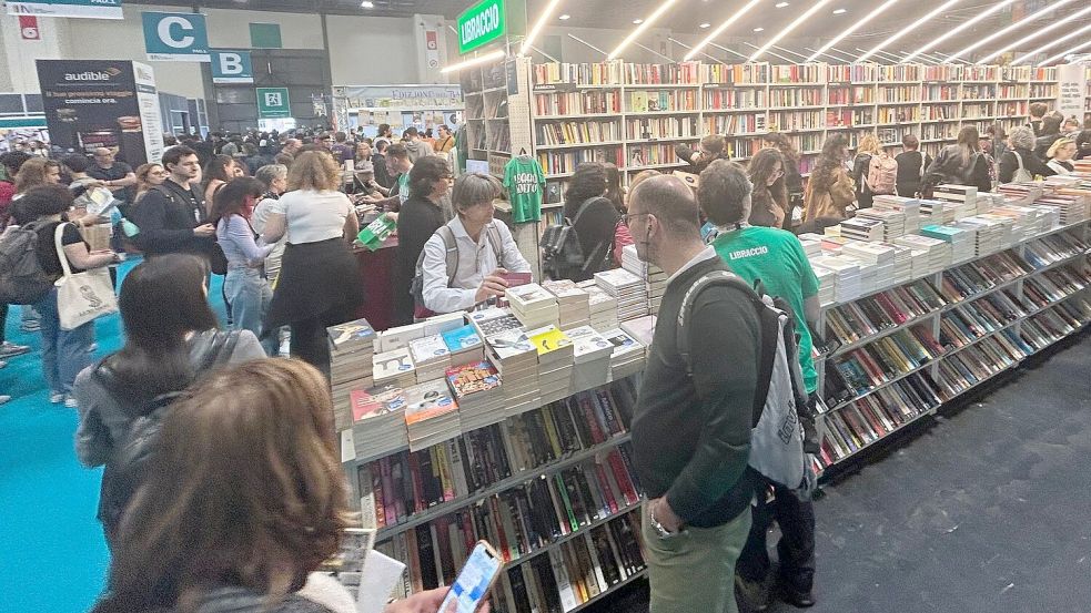 Besucher an einem Stand auf der Buchmesse in Turin. Schwerpunkt ist in diesem Jahr die deutschsprachige Literatur. Foto: Christoph Sator/dpa