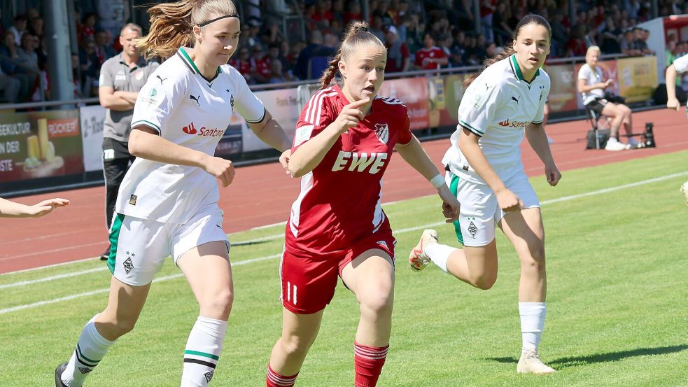 Lucy Minne im Kampf um den Ball mit ihrer Gegenspielerin aus Mönchengladbach. Foto: Helmut Vortanz