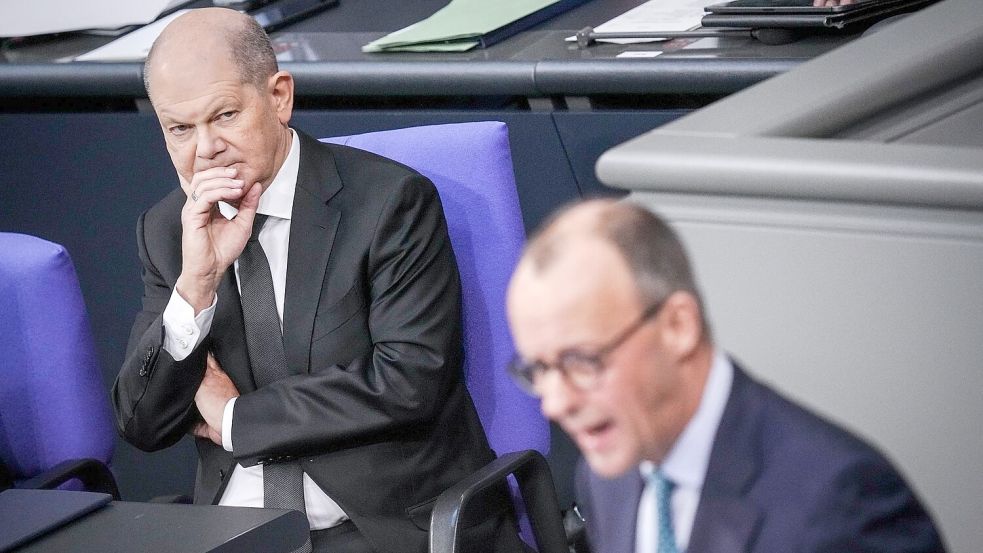 Bundeskanzler Olaf Scholz (l) hört einer Rede von CDU-Chef Friedrich Merz im Bundestag zu. Foto: Kay Nietfeld/dpa